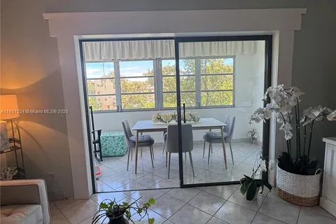 4270 NW 40th St # 313, Lauderdale Lakes FL 33319