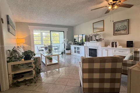 4270 NW 40th St # 313, Lauderdale Lakes FL 33319