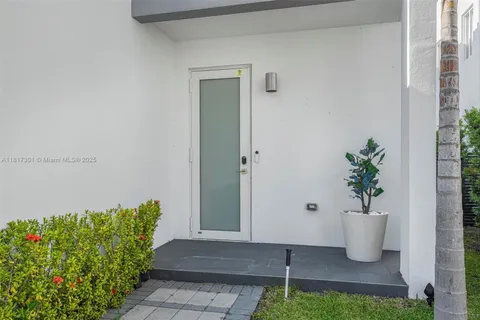 10373 NW 68th Ter, Doral FL 33178