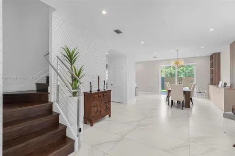 10373 NW 68th Ter, Doral FL 33178