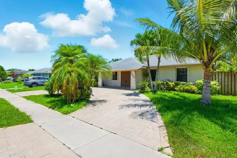 7420 SW 14th Pl, North Lauderdale FL 33068