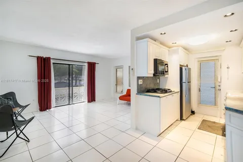 8040 Tatum Waterway Dr # 6, Miami Beach FL 33141