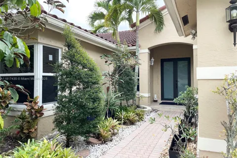 523 Stonemont Dr, Weston FL 33326