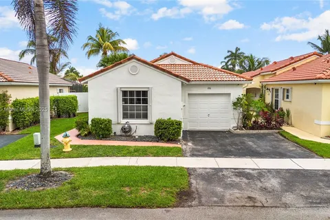 886 SW 180th Ter, Pembroke Pines FL 33029