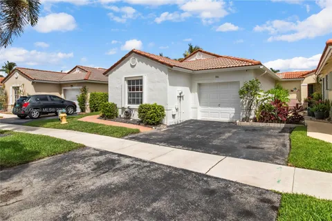 886 SW 180th Ter, Pembroke Pines FL 33029