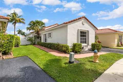 886 SW 180th Ter, Pembroke Pines FL 33029