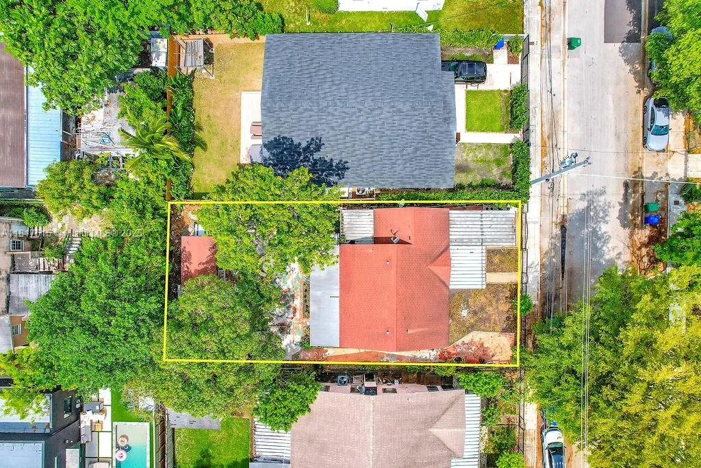 250 NW 43rd St # 2, Miami FL 33127