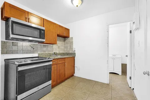 250 NW 43rd St # 2, Miami FL 33127