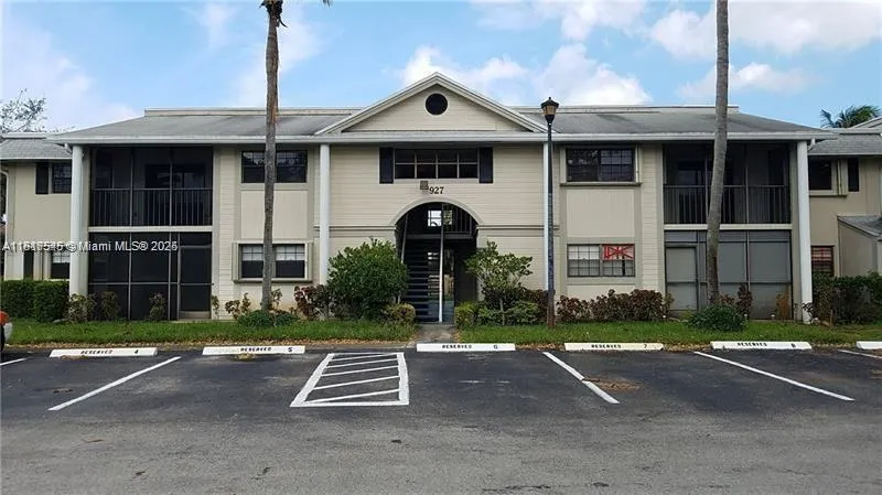 927 NE 199th St # 205, Miami FL 33179