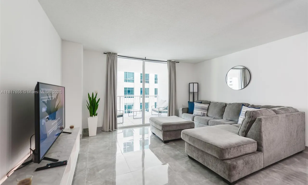 1200 Brickell Bay Dr # 2112, Miami FL 33131