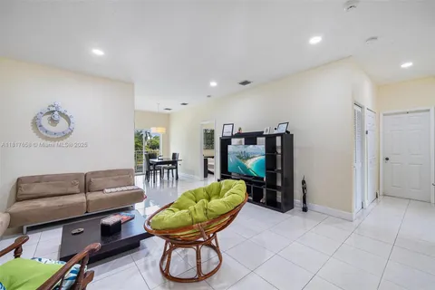 2741 NE 4th St # 204, Homestead FL 33033