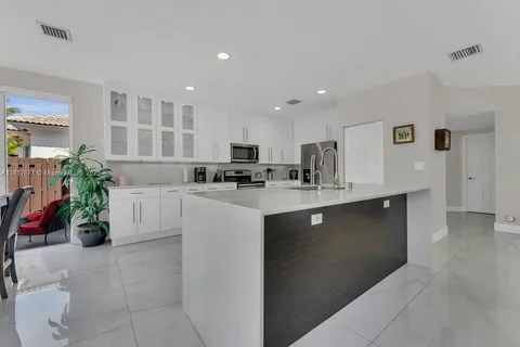 10738 NW 70th Ln, Doral FL 33178