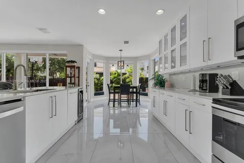 10738 NW 70th Ln, Doral FL 33178