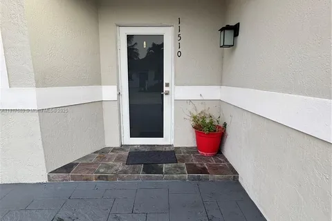 11510 SW 7th St, Sweetwater FL 33174
