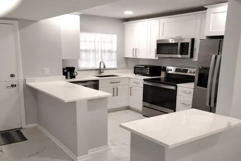200 Jacaranda Country Club Dr # 5B, Plantation FL 33324