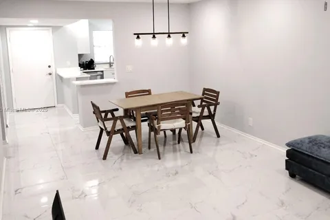 200 Jacaranda Country Club Dr # 5B, Plantation FL 33324