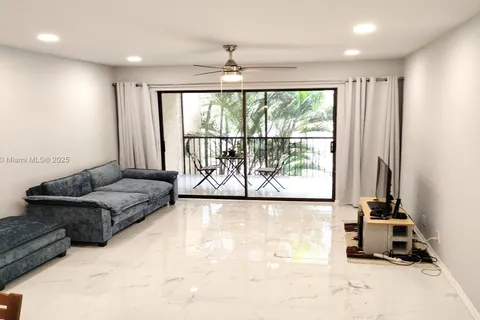 200 Jacaranda Country Club Dr # 5B, Plantation FL 33324