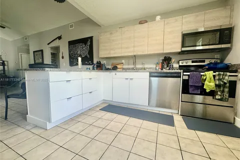 807 NE 214th Ln # 3, Miami FL 33179