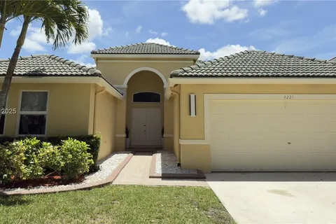 4221 Laurel Ridge Cir, Weston FL 33331