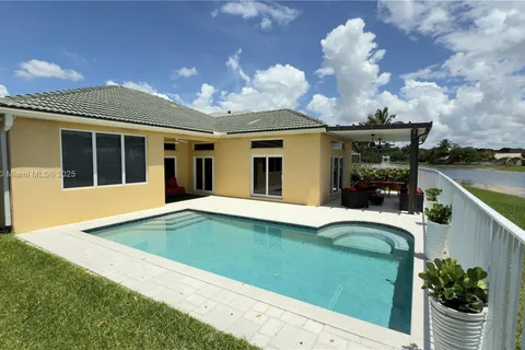 4221 Laurel Ridge Cir, Weston FL 33331