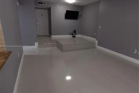 6061 Collins Ave # 4B, Miami Beach FL 33140