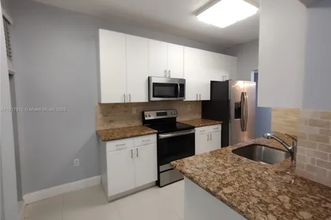 6061 Collins Ave # 4B, Miami Beach FL 33140