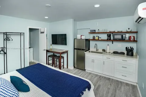 1647 NW 29th Ave # 4, Miami FL 33125