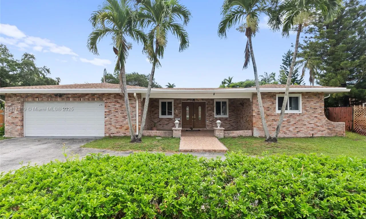 736 Ixora Ln, Plantation FL 33317