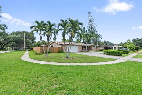 736 Ixora Ln, Plantation FL 33317
