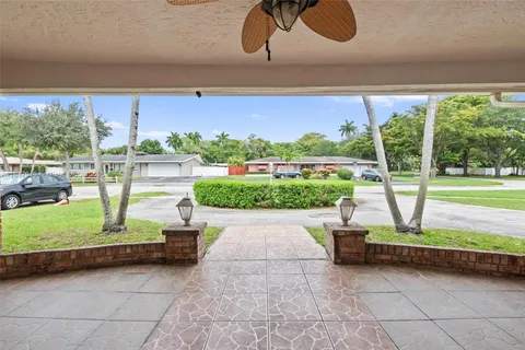 736 Ixora Ln, Plantation FL 33317