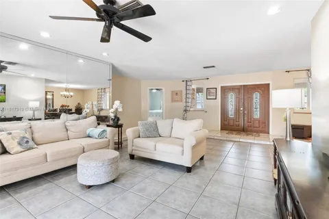 736 Ixora Ln, Plantation FL 33317