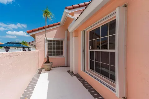 1061 NW 191st Ave, Pembroke Pines FL 33029