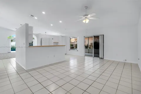 1061 NW 191st Ave, Pembroke Pines FL 33029