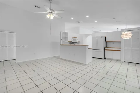 1061 NW 191st Ave, Pembroke Pines FL 33029