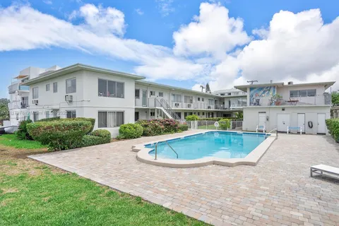 2250 Bay Dr # 2, Miami Beach FL 33141
