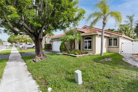 46 Gables Blvd, Weston FL 33326