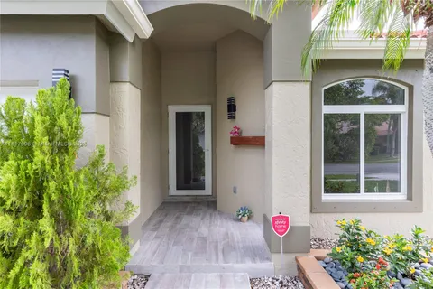 46 Gables Blvd, Weston FL 33326