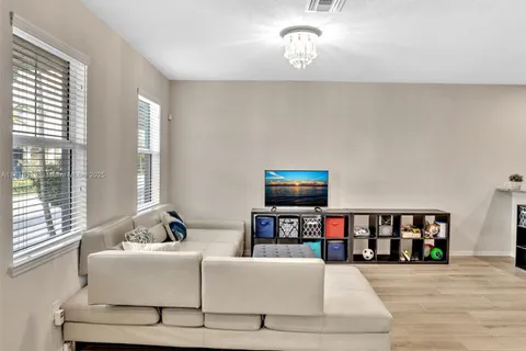 3976 Poinciana Ln, Hollywood FL 33021
