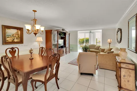 424 SE 10th St # 402, Dania Beach FL 33004