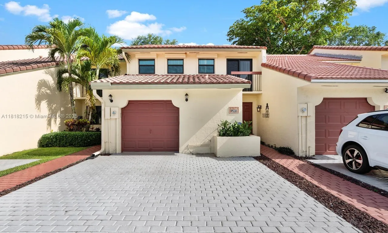 9530 Alcazar Ln, Davie FL 33324