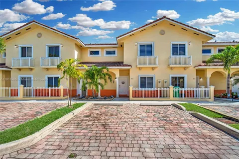 7472 NW 180th St, Hialeah FL 33015