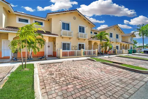 7472 NW 180th St, Hialeah FL 33015
