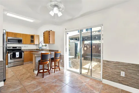 7472 NW 180th St, Hialeah FL 33015