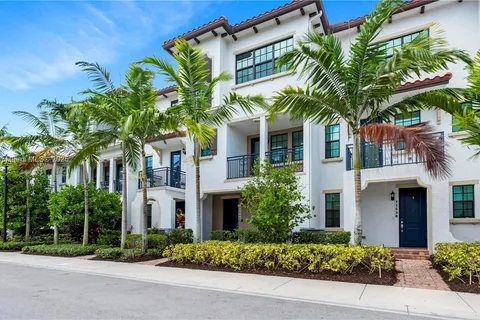 11530 SW 13th Ct, Pembroke Pines FL 33025