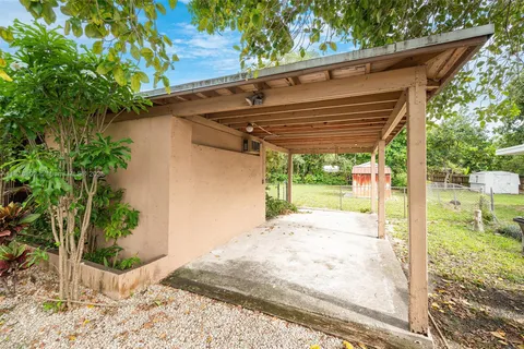 420 NE 135th St, North Miami FL 33161