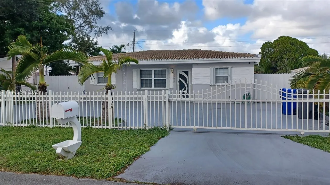 6231 Mayo St, Hollywood FL 33023