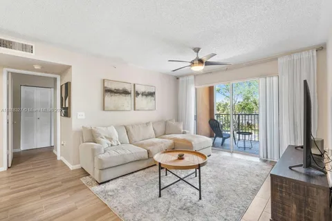 1150 wildwood lakes blvd # 203, Naples FL 34104