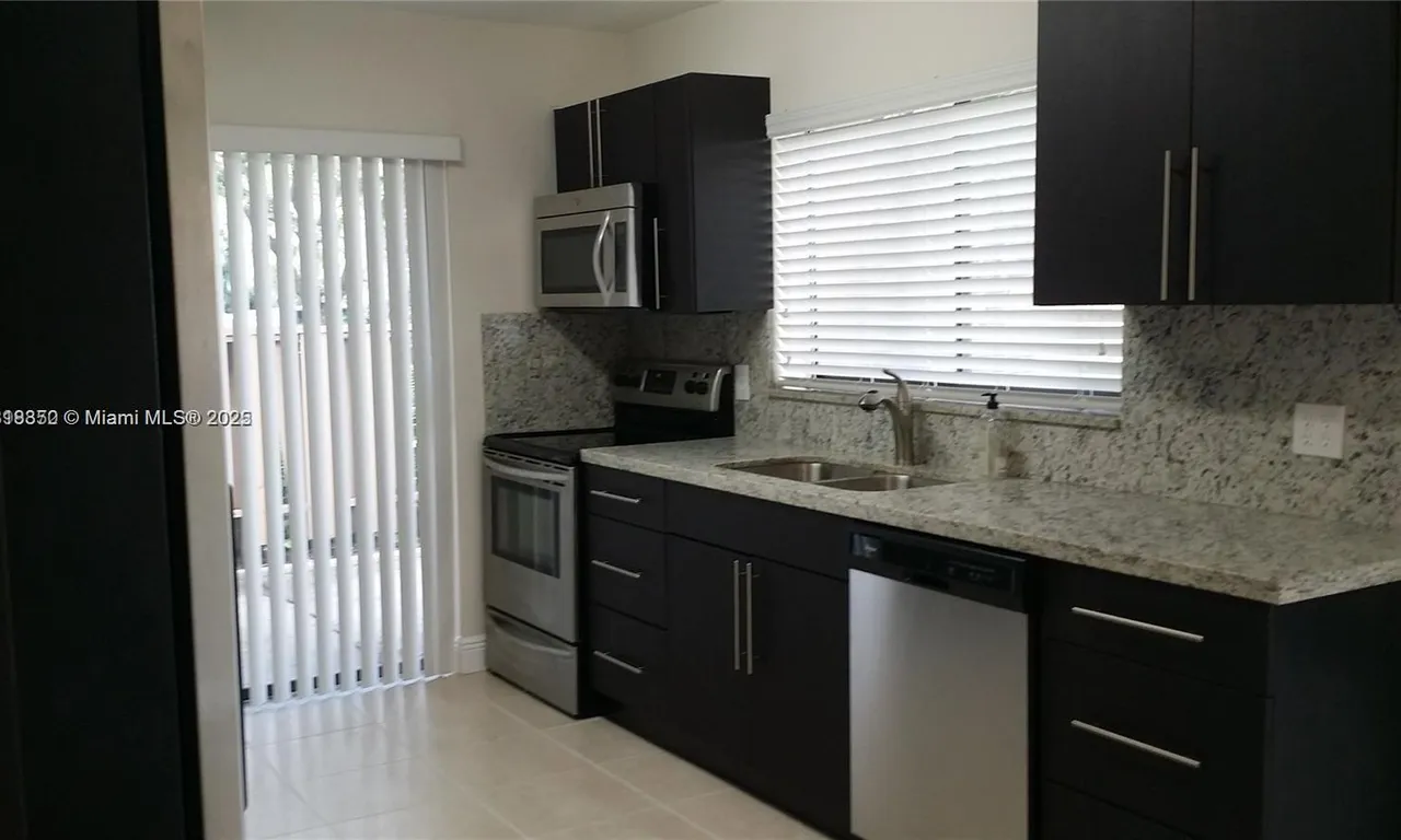 192 Wimbledon Lake Dr # 192, Plantation FL 33324