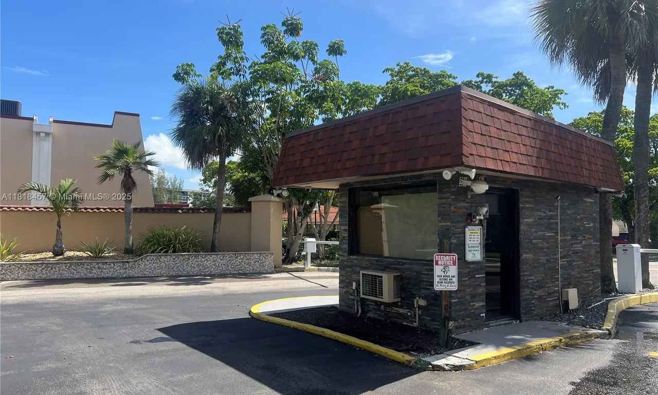 4156 Inverrary Dr # 309, Lauderhill FL 33319