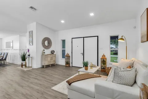 11400 NW 27th St, Plantation FL 33323